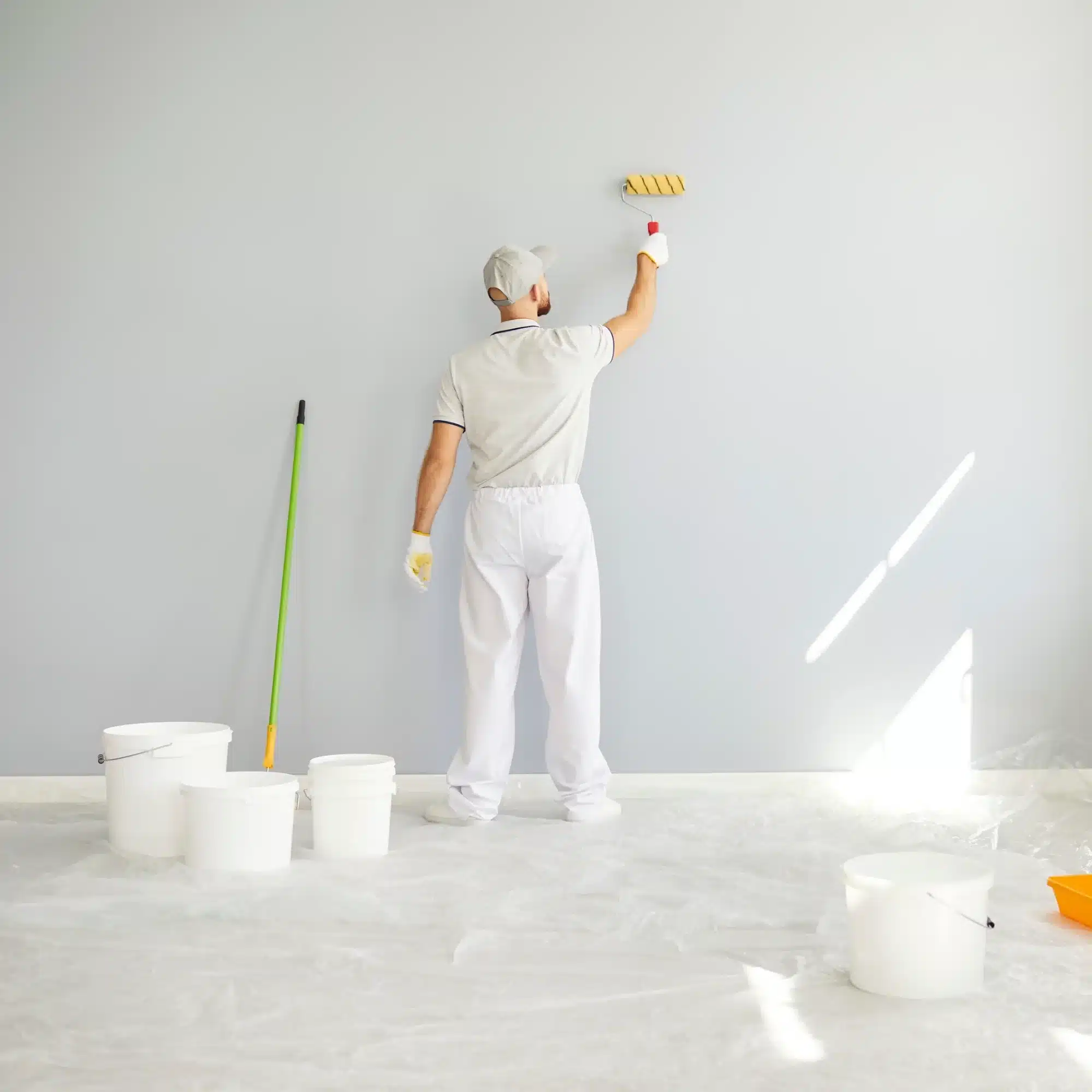 Conducteur à la montre de luxe au coucher du soleil Gros plan sur la main d'un conducteur portant une montre-bracelet argentée, tenant le volant au crépuscule avec des lumières de ville floues en arrière-plan.