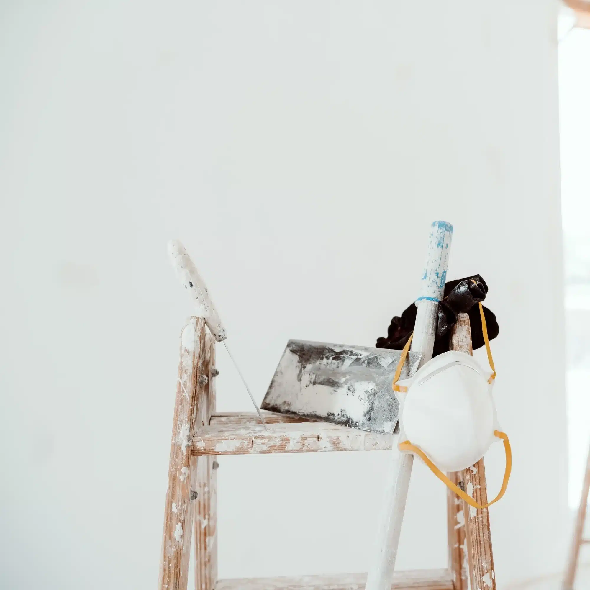 Conducteur à la montre de luxe au coucher du soleil Gros plan sur la main d'un conducteur portant une montre-bracelet argentée, tenant le volant au crépuscule avec des lumières de ville floues en arrière-plan.